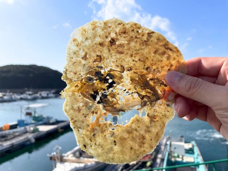 【くまモンFARM認定No.014 カネミツ水産×道の駅みなまたミナマータ】丸ごと「恋路かき」の牡蠣せんべい作り体験イメージ