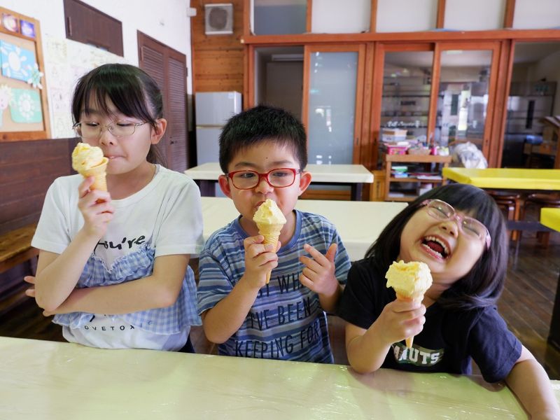 熊本DC特別プラン らくのうマザーズ阿蘇ミルク牧場 牛のエサやりからアイス作りまで!見て・触れて・味わう特別酪農体験イメージ